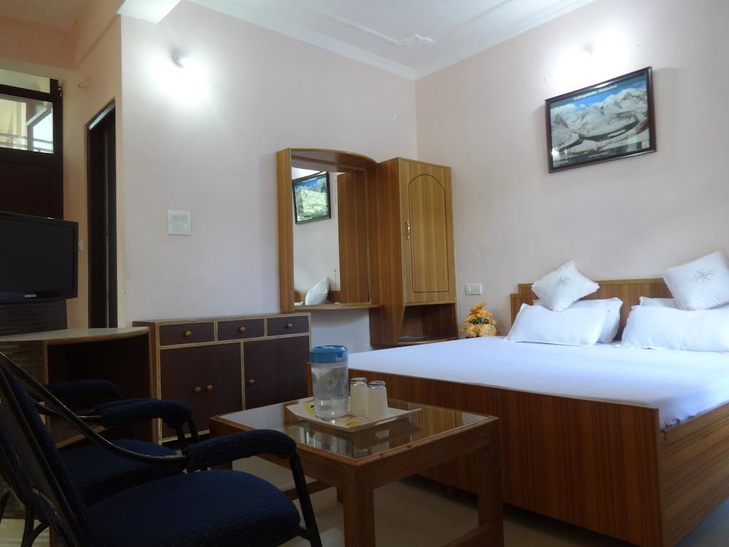Hotel Kumar Residency Dharamshala Rum bild